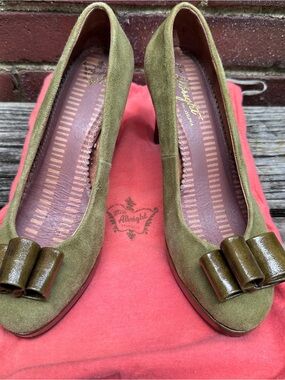Anthropologie Miss Albright Olive Suede Bow Pumps